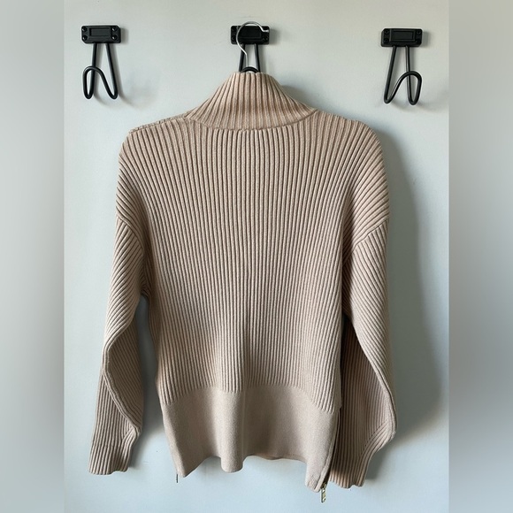 Varley, XS (measures bigger), designer beige ribbed mock neck side zip knit top - Picture 4 of 9